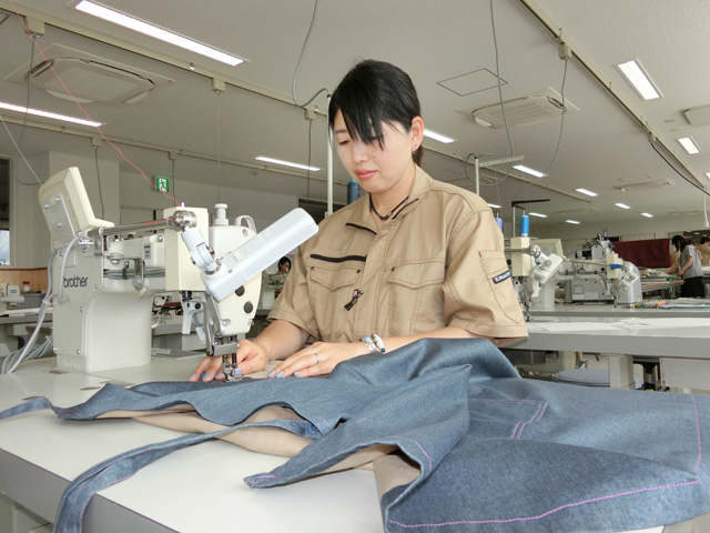 工業用ミシンによる縫製作業