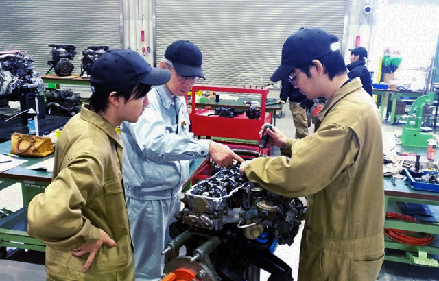 エンジン組立・調整実習